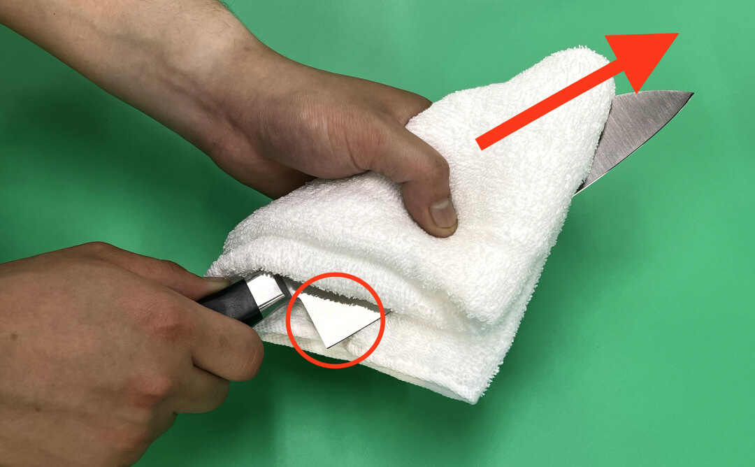 How to wipe a kitchen knife