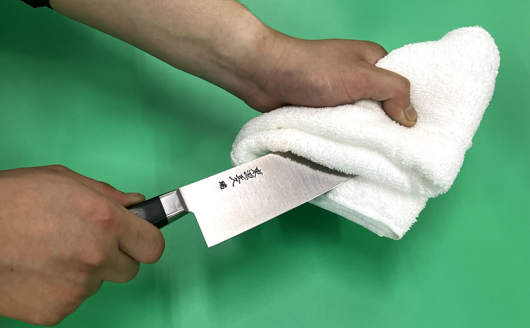 How to wipe a kitchen knife